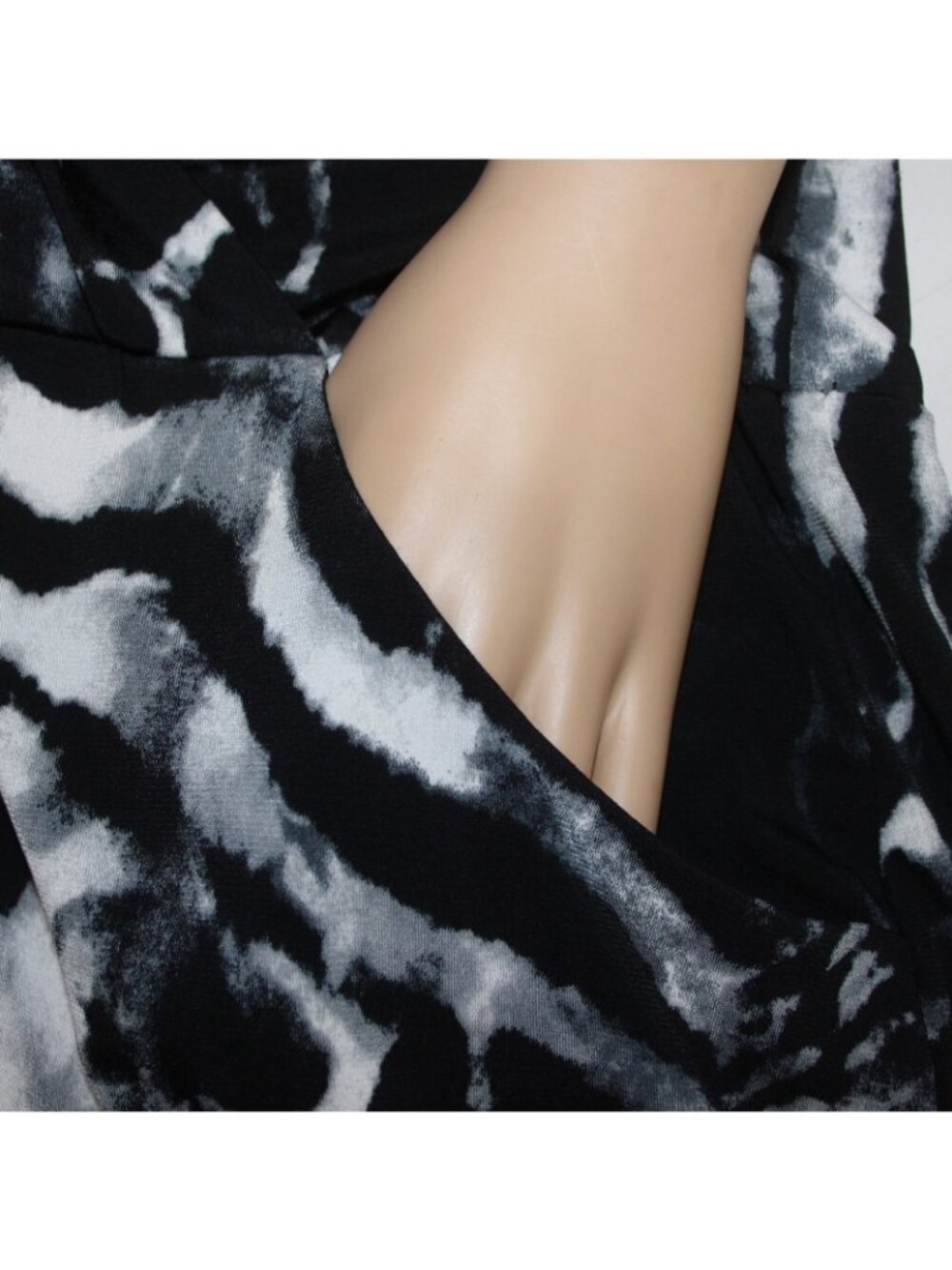 Chicos Dress Sz 1 Black White Animal Print Pockets Polyester Spandex Dress - Picture 11 of 11